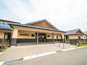 和風外観の明るい建物