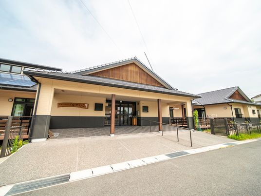 和風外観の明るい建物