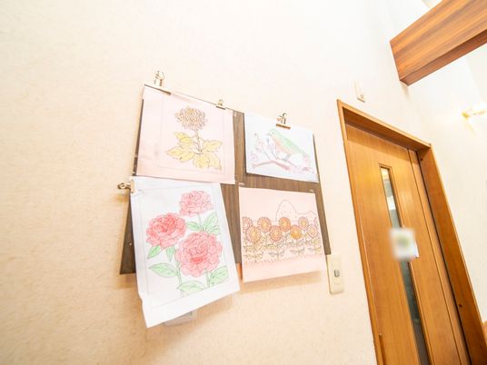 絵が飾られた廊下の壁