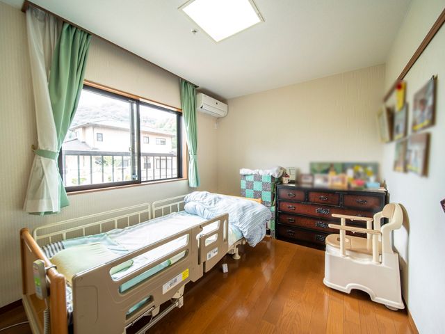 快適な居室の様子 居室 陽光が届く広々とした居室です。個々の生活スタイルに合わせた家具で、温かみのある日々を過ごせます。