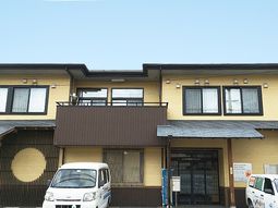 黄色い外壁の建物外観