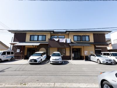 明るい日ざしの建物外観