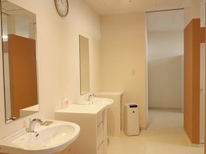 明るい洗面台のある洗面台  