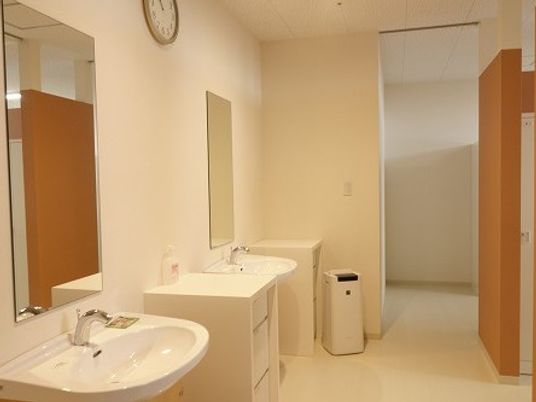 明るい洗面台のある洗面台  