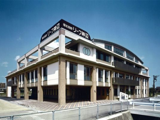 立派な建物外観