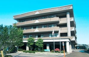 緑に囲まれた外観