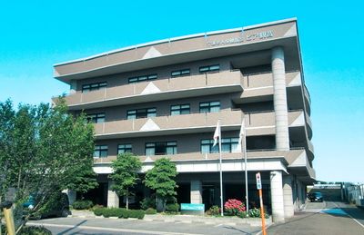 緑に囲まれた外観