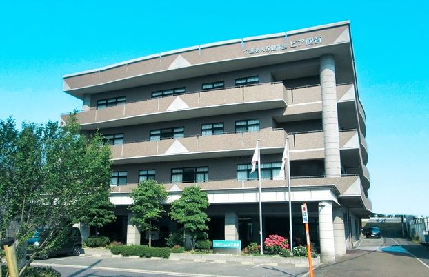 緑に囲まれた外観