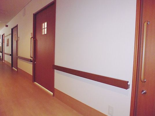 手すり付きの廊下  