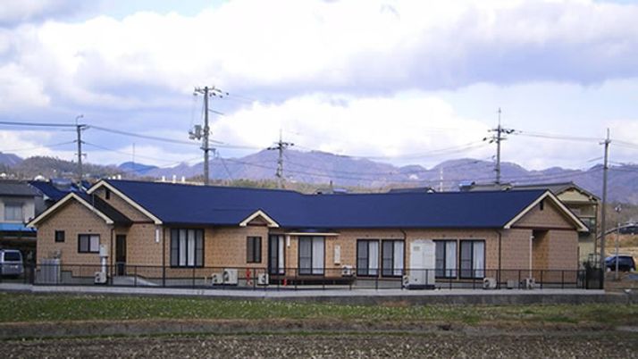 山間にある建物外観  