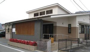 落ち着いた建物外観