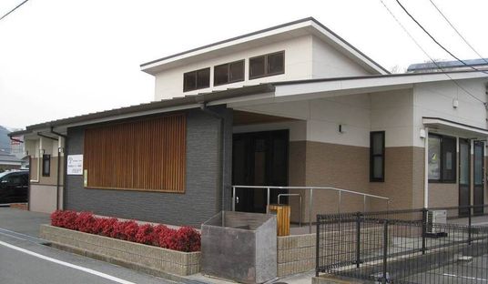 落ち着いた建物外観