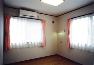 明るい窓のある居室