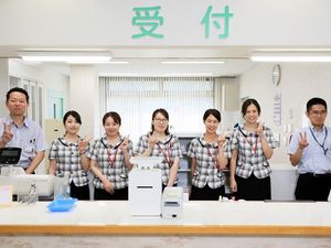 受付スタッフの集合写真  