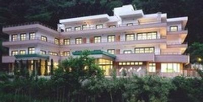 自然に囲まれた建物外観
