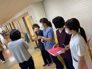 廊下で会話する職員たち  