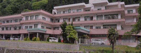 緑に囲まれた建物の外観