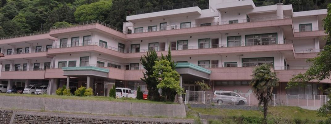 緑に囲まれた建物の外観