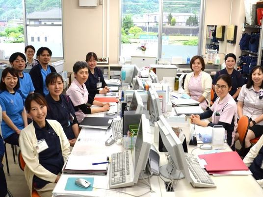スタッフが集う事務室  