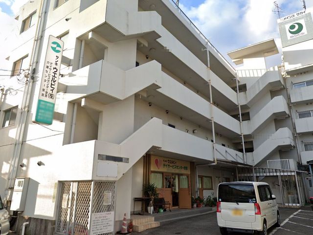 広い建物の外観 外観 車椅子でも利用しやすい入口があり、快適な施設での勤務をサポートします。