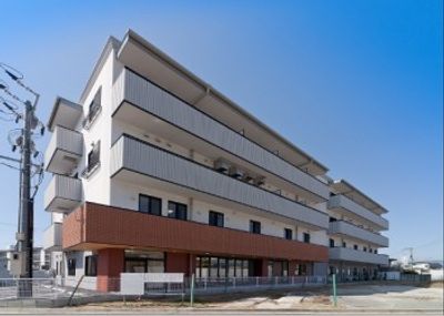 広々とした建物外観