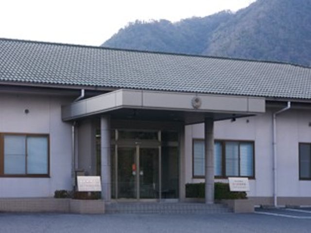 施設の外観 外観   落ち着いた色合いの建物正面で、中央にガラス張りの出入口があります。屋根付きのアプローチがあり、雨の日でも出入りしやすそうです。