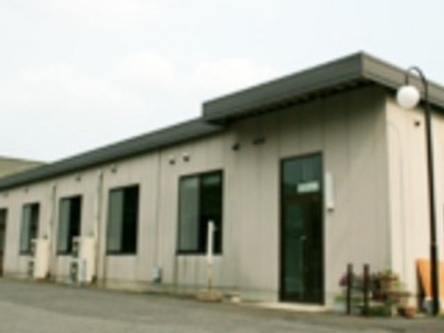 平屋の建物外観 外観   平屋の落ち着いた建物で、出入口や窓が並んでいます。就業先の雰囲気を確認したい方に、施設の外観が伝わります。
