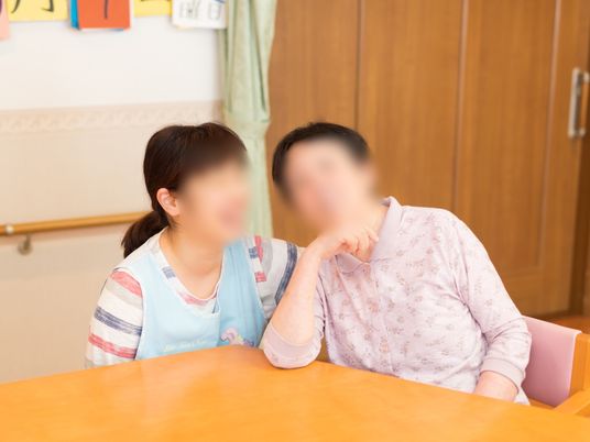 テーブルで対話する二人