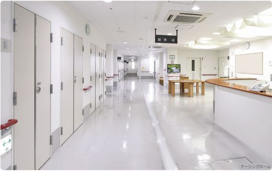 清潔な施設の廊下