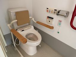利用者の安全配慮されたトイレ