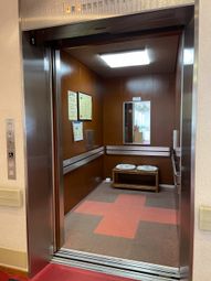 広くて清潔なエレベーター
