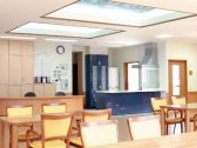 開放的な食堂 食堂 広々としたテーブルが並ぶ空間で、自然光が差し込む明るい場所です。スタッフと一緒に食事を楽しめます。