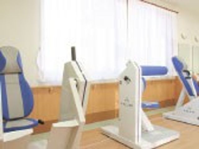 訓練用機械の部屋 機能訓練室 自然光が差し込む明るい訓練室で、最新の機器を使ったリハビリが可能です。
