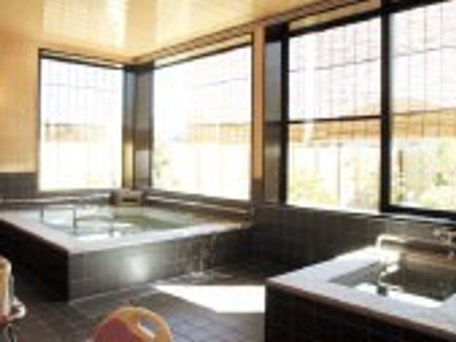 温かみのある浴室 浴室 広々とした明るい空間で、自然光が心地よく差し込むリラックスした雰囲気のバスルームです。
