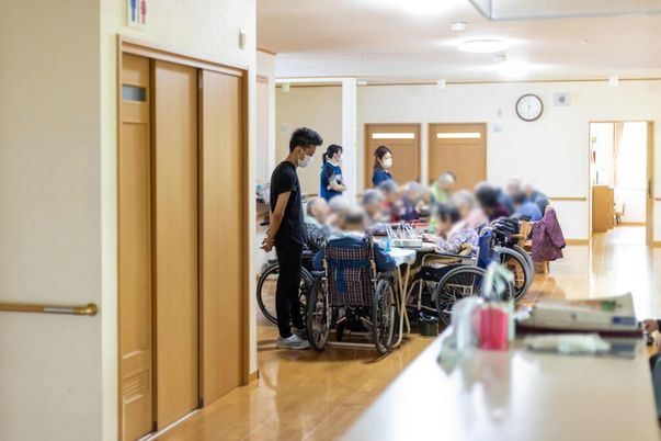 椅子を囲む明るい部屋