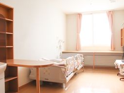 明るい個室の居室