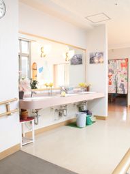 明るい洗面台と廊下