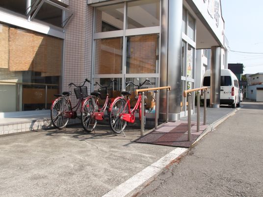 エントランスと自転車