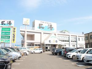明るい日差しの外観