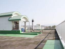 屋上の明るい空間