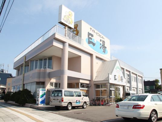 明るい建物の外観