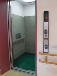 清潔なエレベーター内部