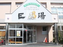 明るいエントランスの建物