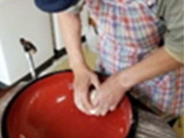 調理を手伝う様子 キッチン 調理を手伝う暖かい空間では、職員が日常生活の支援を行う楽しさがあります。
