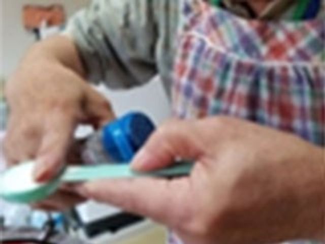 料理準備をする手 キッチン 温かい雰囲気の中で料理を楽しむためのスペースです。調理が好きな方に最適です。