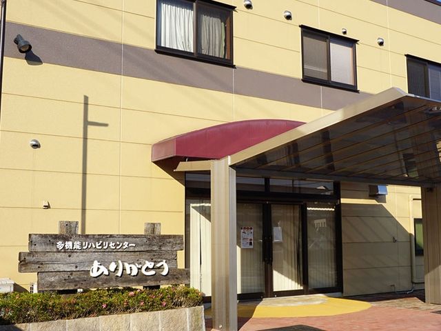 「いらっしゃいませ」と書かれた看板のエントランス エントランス 歓迎のメッセージが掲げられたエントランスです。自然光が差し込む明るい入り口があります。