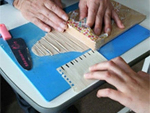 手作業中の様子 機能訓練室 見守りながら安全に作業を進めるためのサポートがありますので、安心して取り組むことができます。