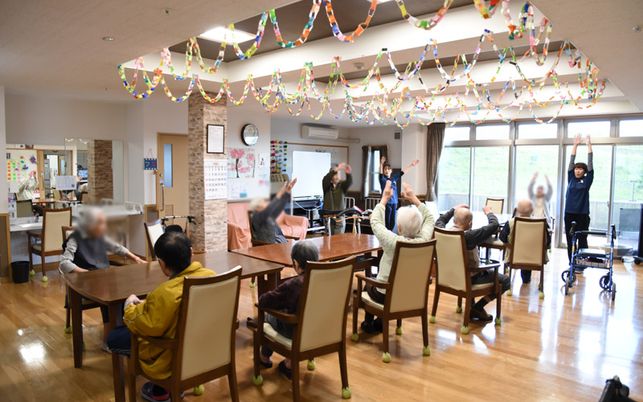 リビングの集団体操