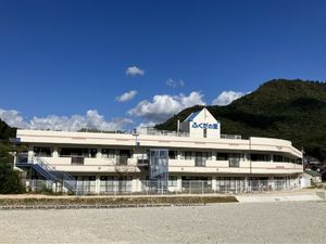 ゆったりとした外観の建物