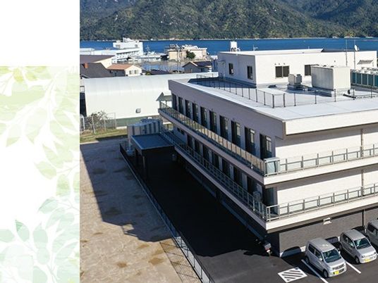 海沿いの建物外観  